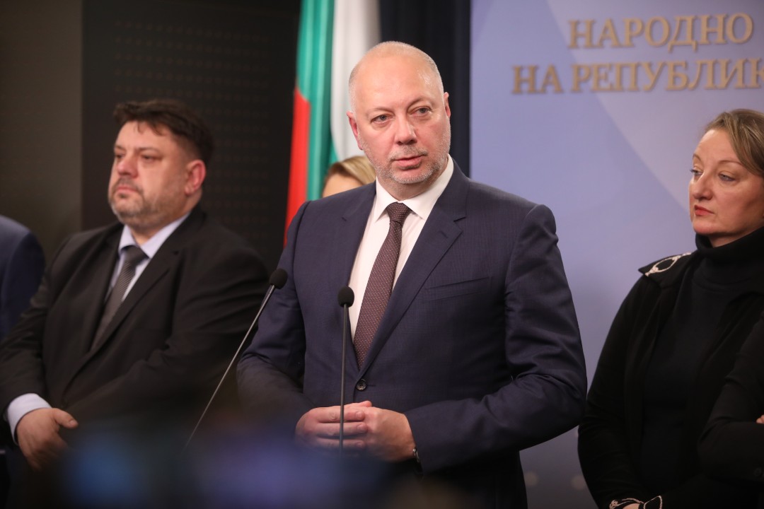 <p>Министър-председателят Росен Желязков излезе с извънредно изявление пред журналисти в НС. Министър-председателят обяви, че правителството подава оставка. "Уведомявам ви, че правителството подава оставка", каза премиерът Росен Желязков.</p>