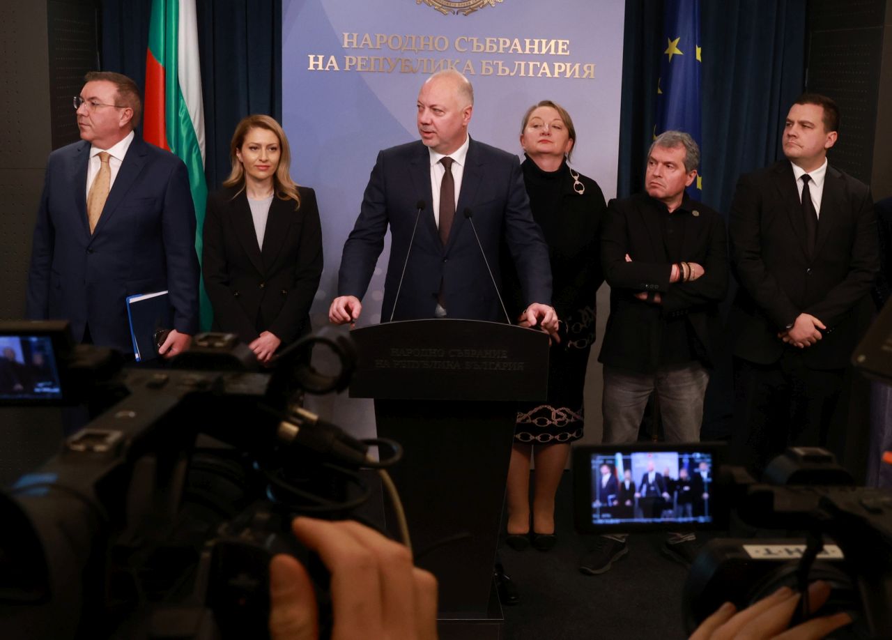 <p>Министър-председателят Росен Желязков излезе с извънредно изявление пред журналисти в НС. Министър-председателят обяви, че правителството подава оставка. "Уведомявам ви, че правителството подава оставка", каза премиерът Росен Желязков.</p>