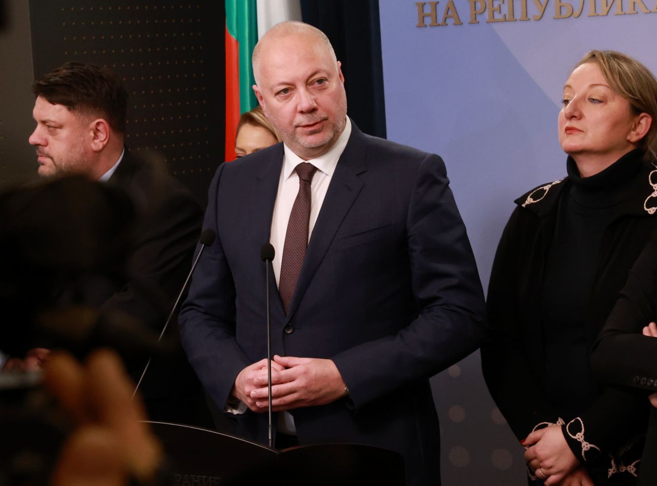 <p>Министър-председателят Росен Желязков излезе с извънредно изявление пред журналисти в НС. Министър-председателят обяви, че правителството подава оставка. "Уведомявам ви, че правителството подава оставка", каза премиерът Росен Желязков.</p>