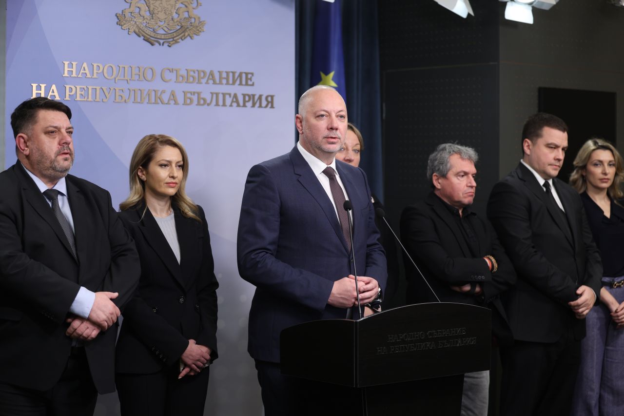 <p>Министър-председателят Росен Желязков излезе с извънредно изявление пред журналисти в НС. Министър-председателят обяви, че правителството подава оставка. "Уведомявам ви, че правителството подава оставка", каза премиерът Росен Желязков.</p>