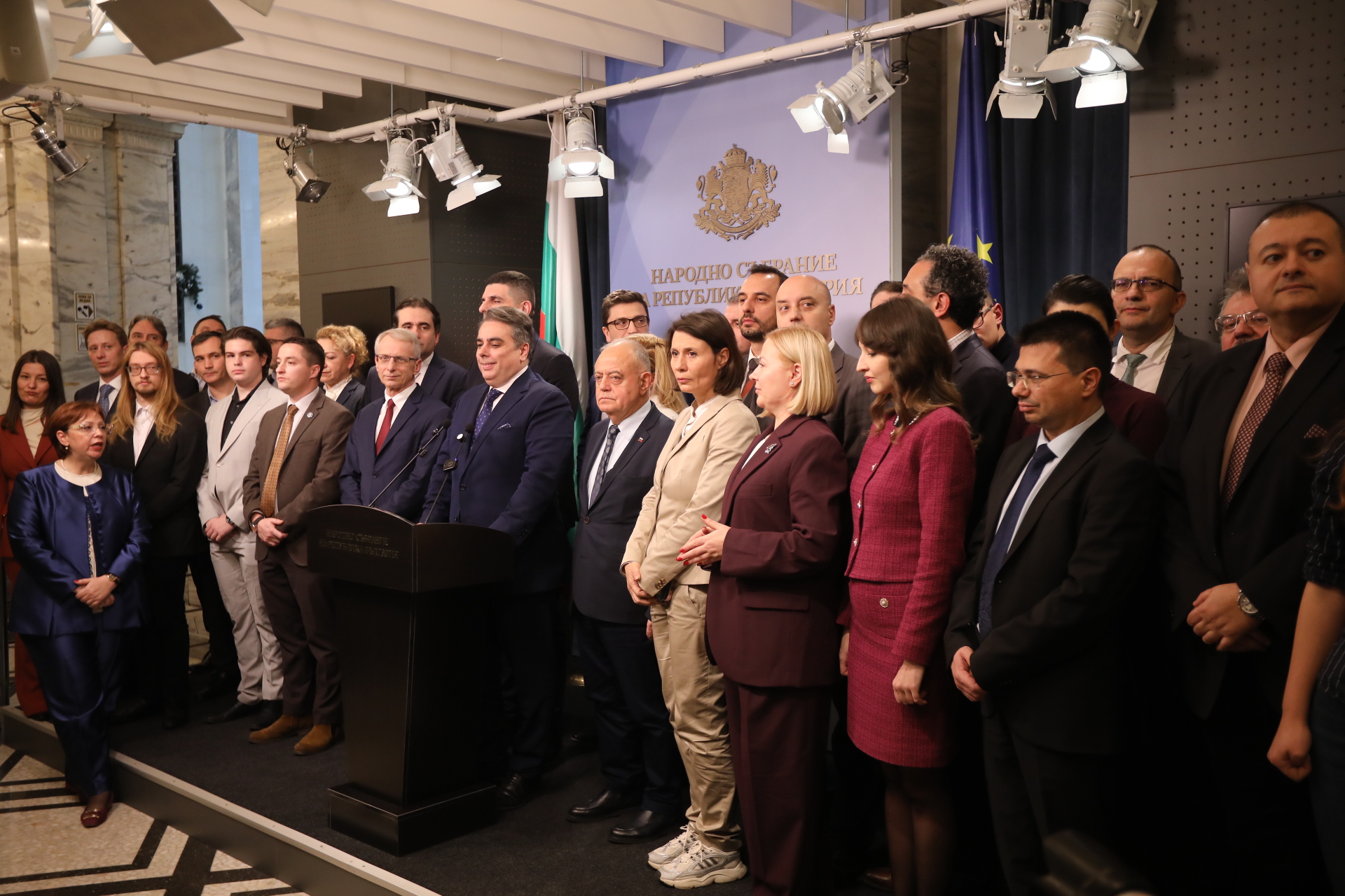 <p>След оставката на кабинета "Желязков" в Народното събрание коалицията "Продължаваме Промяната - Демократична България" (ПП-ДБ) даде брифинг. От формацията заявиха, че това решение отваря път към нов вот.</p>