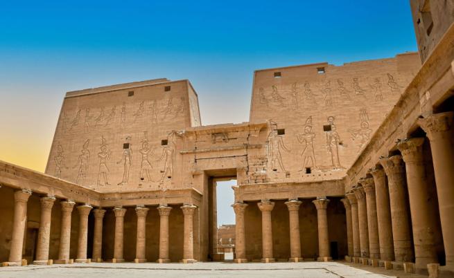 Статуя на „извънземно божество“ под земята взриви социалните мрежи