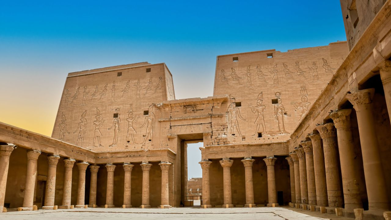 Статуя на „извънземно божество“ под земята взриви социалните мрежи