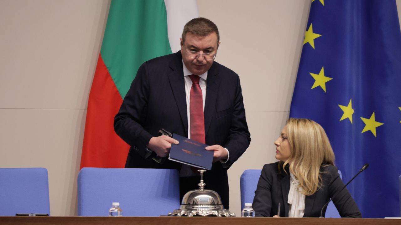 <p>Оставката в кадър: Финалът на кабинета в снимки</p>