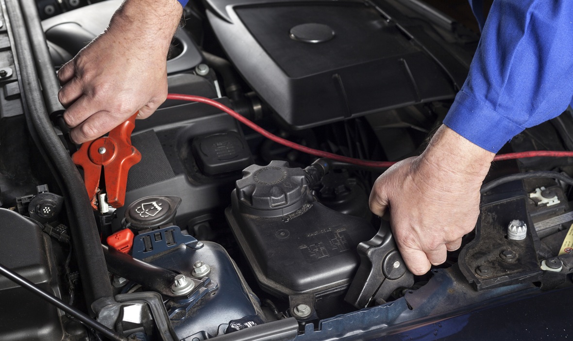 Как правилно да свържем кабелите за подаване на ток към изтощен акумулатор