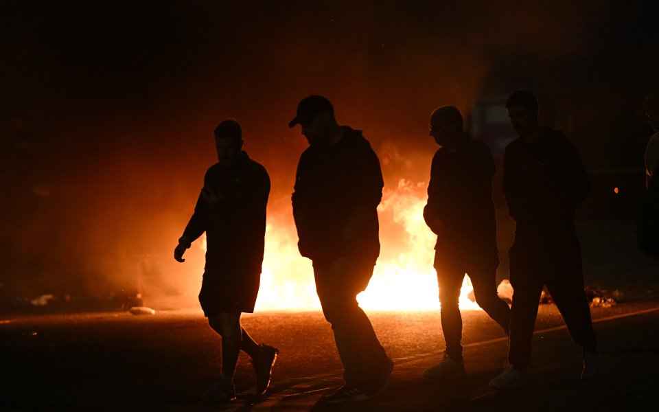 Брутално! Фенове запалиха собствения си стадион, след като тимът им изпадна