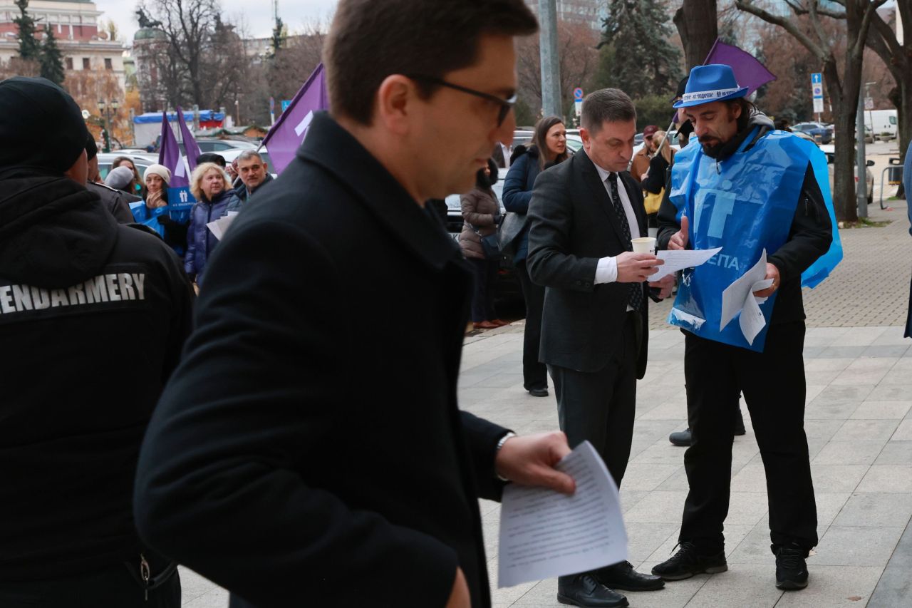 <p>КНСБ и КТ &bdquo;Подкрепа&ldquo; излязоха на акция пред НС, докато в сградата се гласува оставката на кабинета &quot;Желязков&quot;, заради въпроси какво ще се случи с бюджета, увеличенията на парите за майчинство и парите на работещите хора</p>