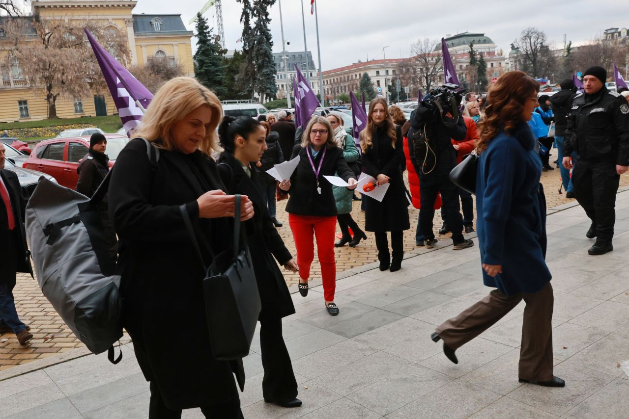 <p>КНСБ и КТ &bdquo;Подкрепа&ldquo; излязоха на акция пред НС, докато в сградата се гласува оставката на кабинета &quot;Желязков&quot;, заради въпроси какво ще се случи с бюджета, увеличенията на парите за майчинство и парите на работещите хора</p>