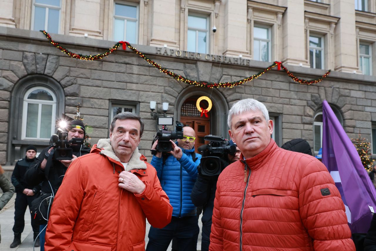 <p>КНСБ и КТ &bdquo;Подкрепа&ldquo; излязоха на акция пред НС, докато в сградата се гласува оставката на кабинета &quot;Желязков&quot;, заради въпроси какво ще се случи с бюджета, увеличенията на парите за майчинство и парите на работещите хора</p>