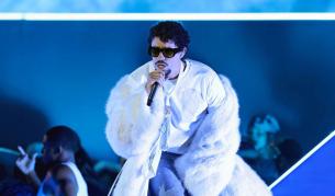 Bad Bunny падна на сцената по време на концерт (ВИДЕО)