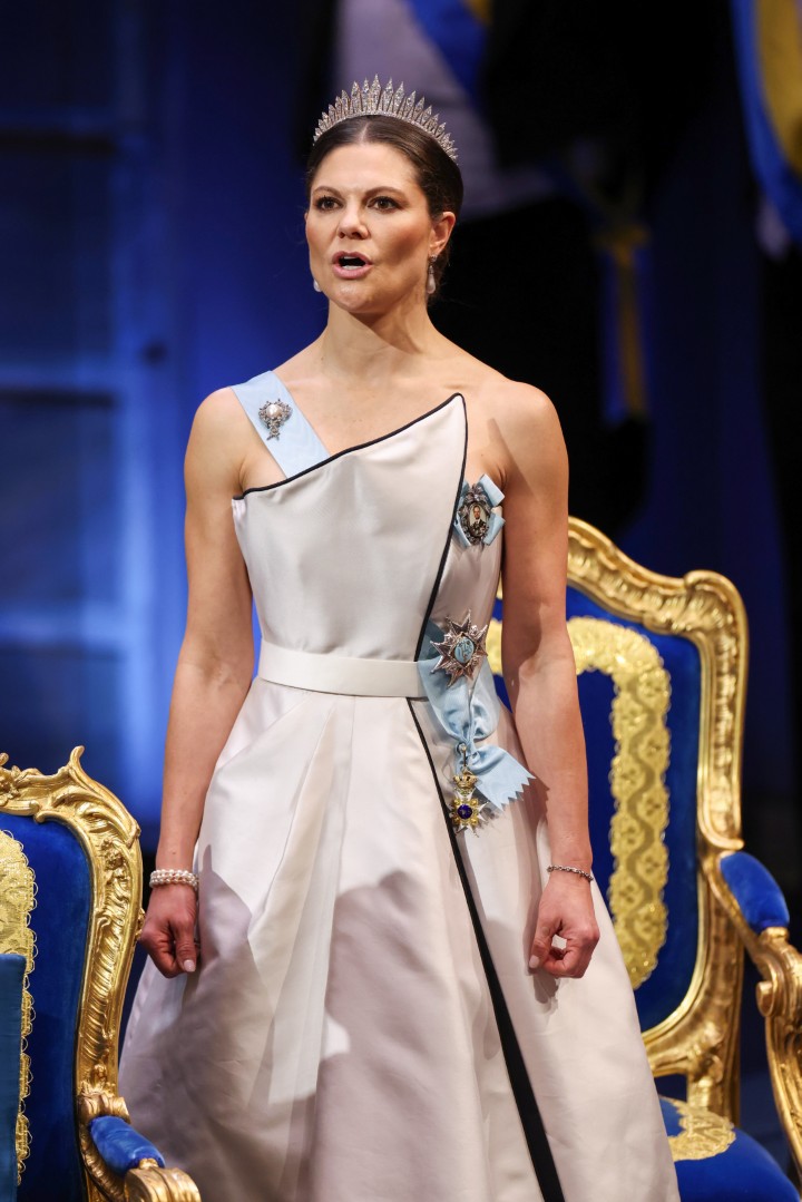 <p>Принцеса Виктория винаги е била спортен ентусиаст. Смята се, че тренира пет пъти седмично, като не се ограничава само със силови упражнения &ndash; тя бяга, плува, играе голф и язди. Освен това има най-добрия фитнес експерт до себе си: принц Даниел, съпругът ѝ, е бивш личен треньор и собственик на верига фитнес зали.</p>