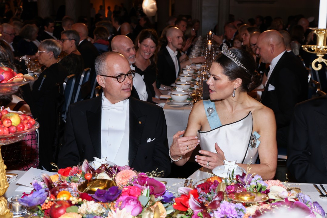 <p>Принцеса Виктория винаги е била спортен ентусиаст. Смята се, че тренира пет пъти седмично, като не се ограничава само със силови упражнения &ndash; тя бяга, плува, играе голф и язди. Освен това има най-добрия фитнес експерт до себе си: принц Даниел, съпругът ѝ, е бивш личен треньор и собственик на верига фитнес зали.</p>