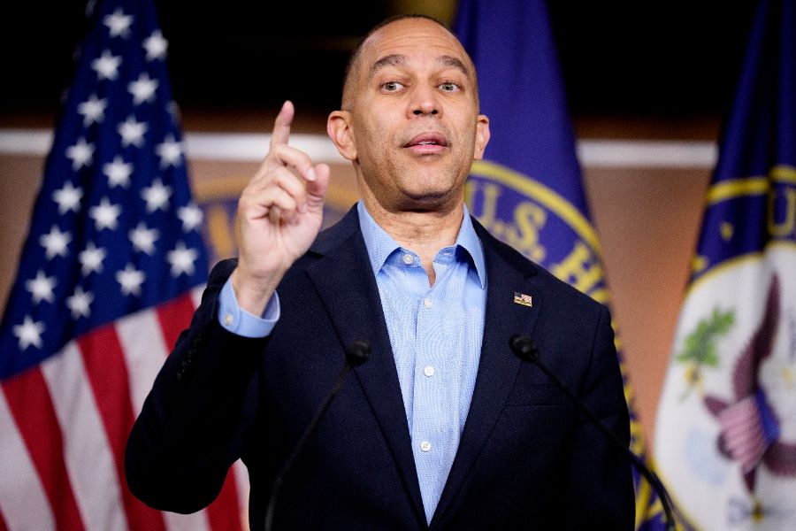 <p>Лидерът на малцинството в Камарата на представителите на САЩ, Хаким Джефрис (демократ от Ню Йорк), напуска пресконференция на Капитолийския хълм на 12 декември 2025 г. във Вашингтон, окръг Колумбия. Джефрис отговаряше на въпроси относно публикуването на нови фотографии от имуществото на осъдения за сексуални престъпления Джефри Епстийн от демократите в Комисията по надзор на Камарата на представителите.</p>