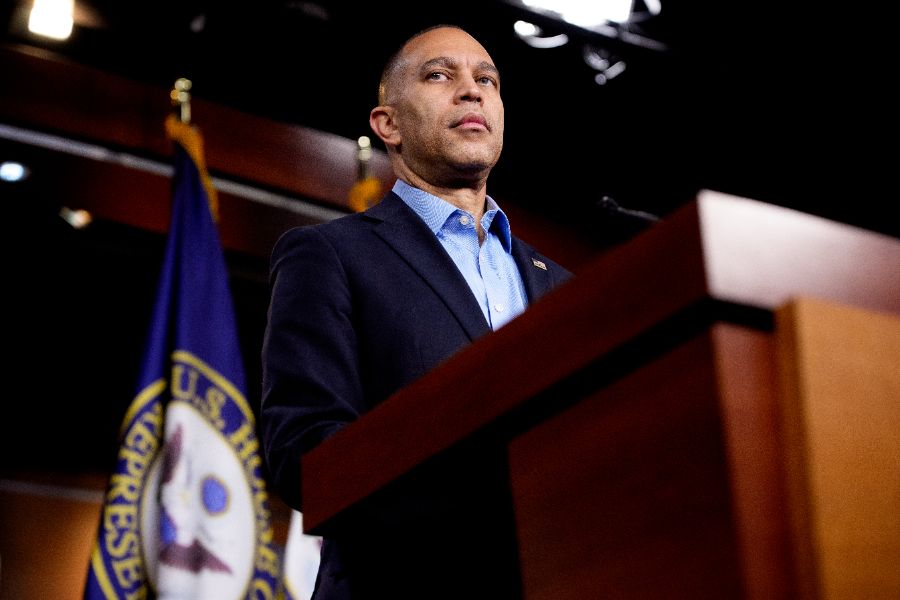 <p>Лидерът на малцинството в Камарата на представителите на САЩ, Хаким Джефрис (демократ от Ню Йорк), напуска пресконференция на Капитолийския хълм на 12 декември 2025 г. във Вашингтон, окръг Колумбия. Джефрис отговаряше на въпроси относно публикуването на нови фотографии от имуществото на осъдения за сексуални престъпления Джефри Епстийн от демократите в Комисията по надзор на Камарата на представителите.</p>