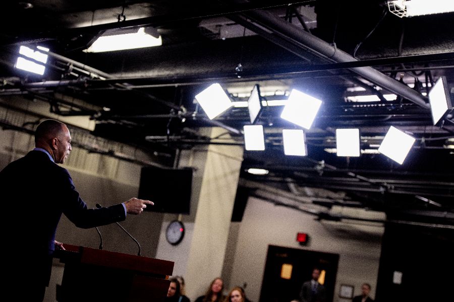 <p>Лидерът на малцинството в Камарата на представителите на САЩ, Хаким Джефрис (демократ от Ню Йорк), напуска пресконференция на Капитолийския хълм на 12 декември 2025 г. във Вашингтон, окръг Колумбия. Джефрис отговаряше на въпроси относно публикуването на нови фотографии от имуществото на осъдения за сексуални престъпления Джефри Епстийн от демократите в Комисията по надзор на Камарата на представителите.</p>