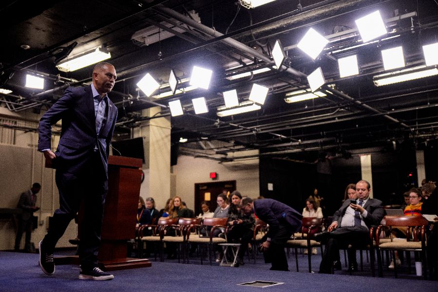 <p>Лидерът на малцинството в Камарата на представителите на САЩ, Хаким Джефрис (демократ от Ню Йорк), напуска пресконференция на Капитолийския хълм на 12 декември 2025 г. във Вашингтон, окръг Колумбия. Джефрис отговаряше на въпроси относно публикуването на нови фотографии от имуществото на осъдения за сексуални престъпления Джефри Епстийн от демократите в Комисията по надзор на Камарата на представителите.</p>