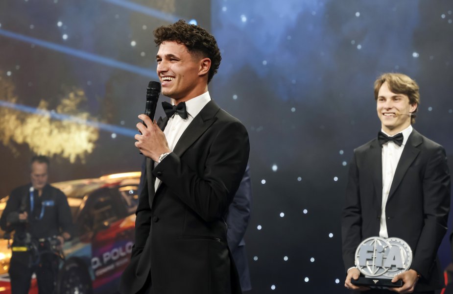 Ландо Норис с трофея във Формула 11