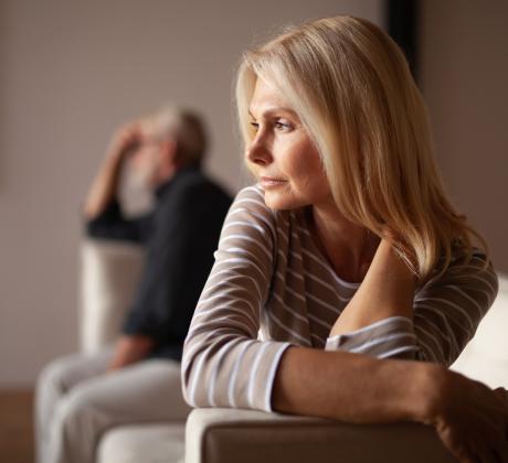 Една вечер през септември Кейт на 53 години седи на