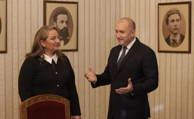 Старт на консултациите: Деница Сачева от ГЕРБ-СДС разговаря с президента