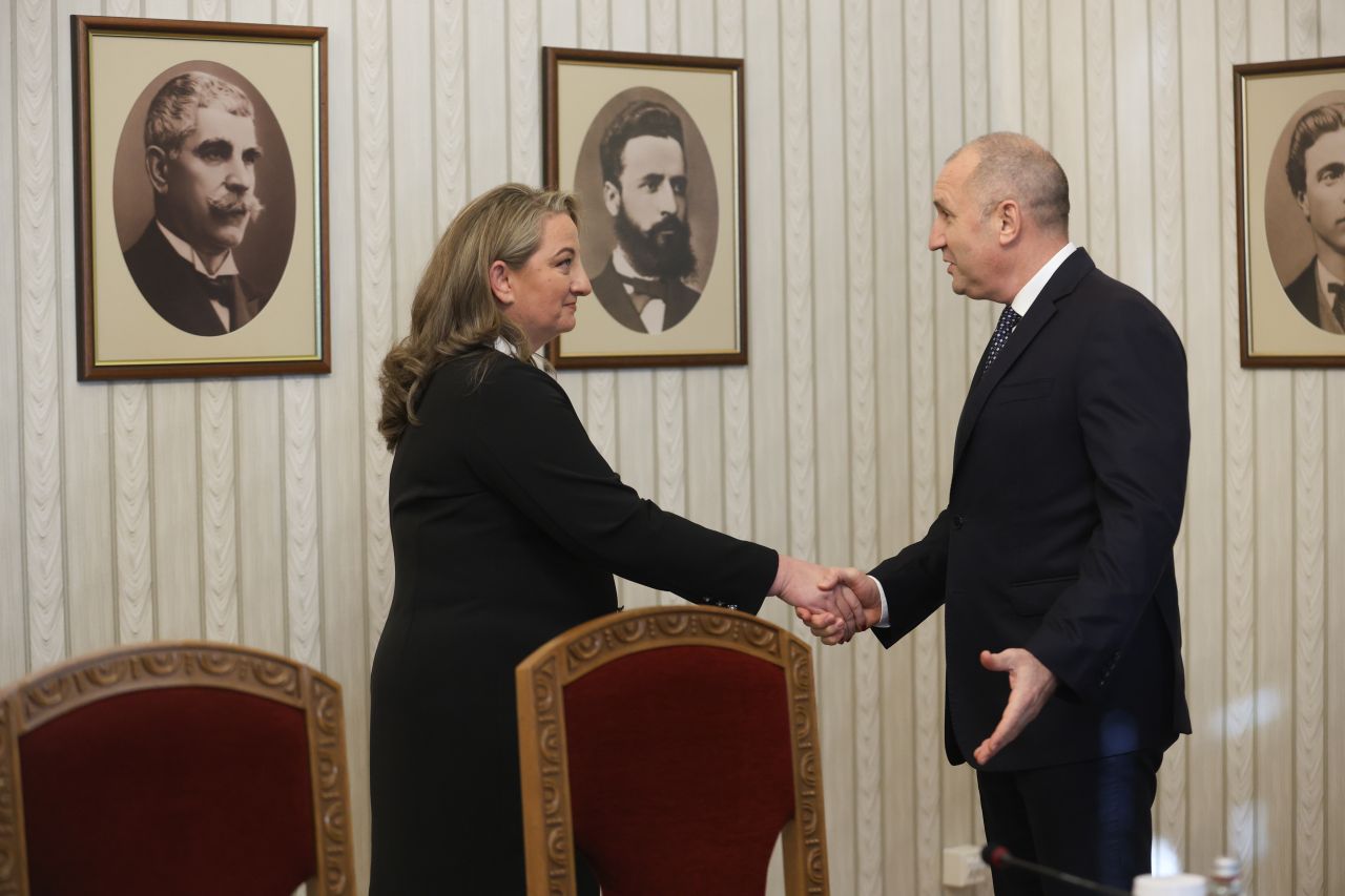 <p>Деница Сачева от ГЕРБ пристигна сама при Румен Радев за консултации</p>