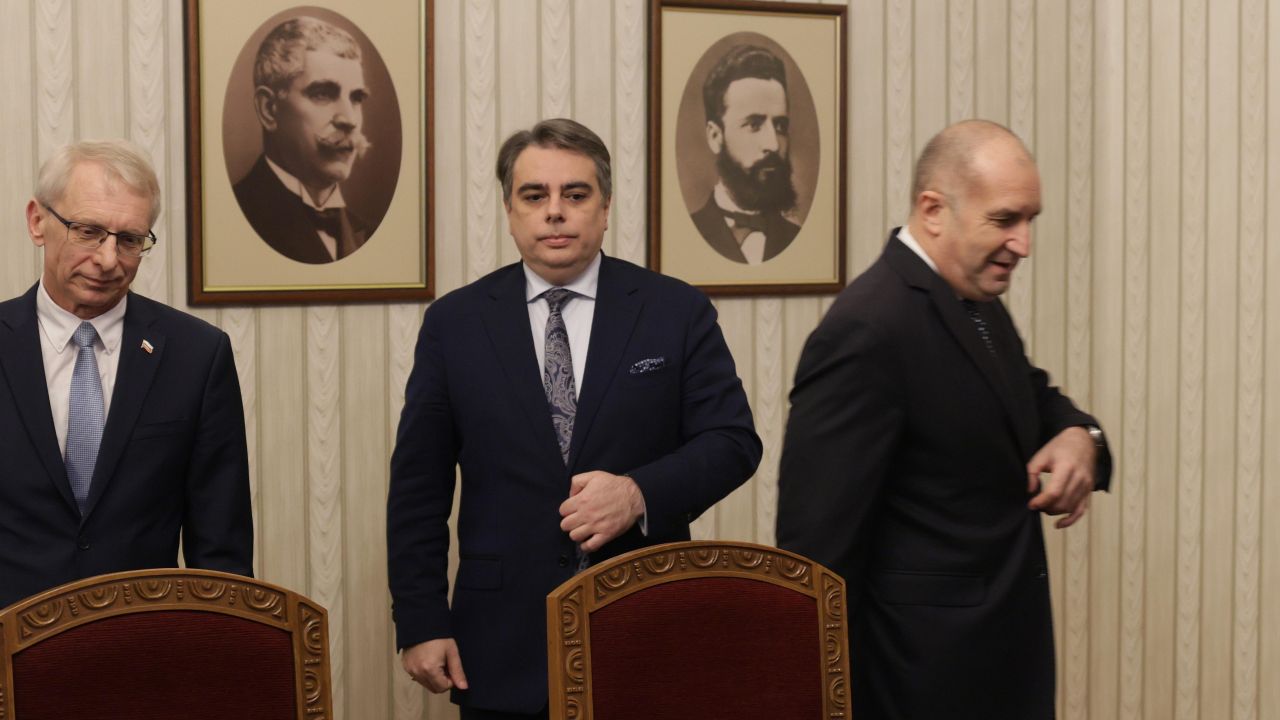 <p>Представители на ПП-ДБ пристигнаха на "Дондуков" 2 за консултации с президента</p>