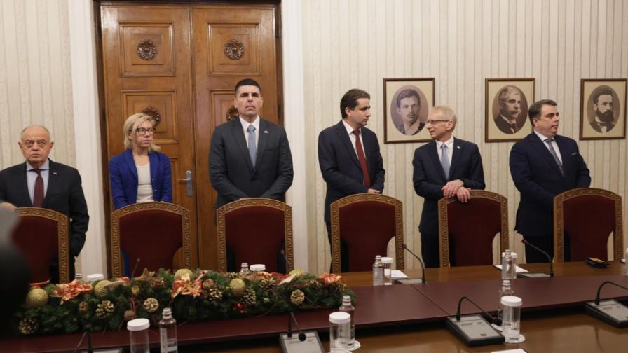 Радев поиска обяснение от ПП-ДБ какво означава "ала-бала с президента"