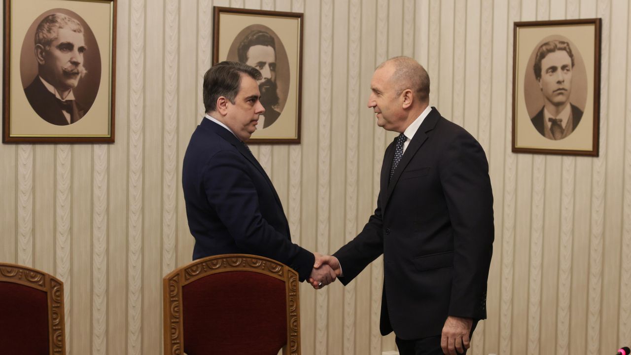 <p>Представители на ПП-ДБ пристигнаха на "Дондуков" 2 за консултации с президента</p>