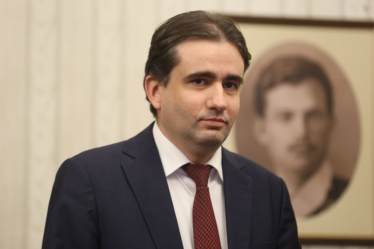 <p>Представители на ПП-ДБ пристигнаха на "Дондуков" 2 за консултации с президента</p>