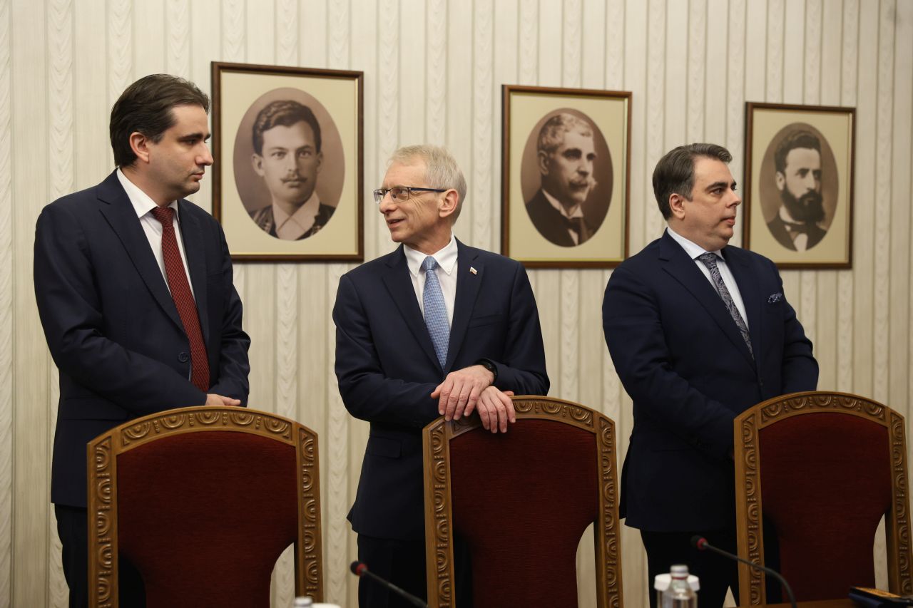 <p>Представители на ПП-ДБ пристигнаха на "Дондуков" 2 за консултации с президента</p>