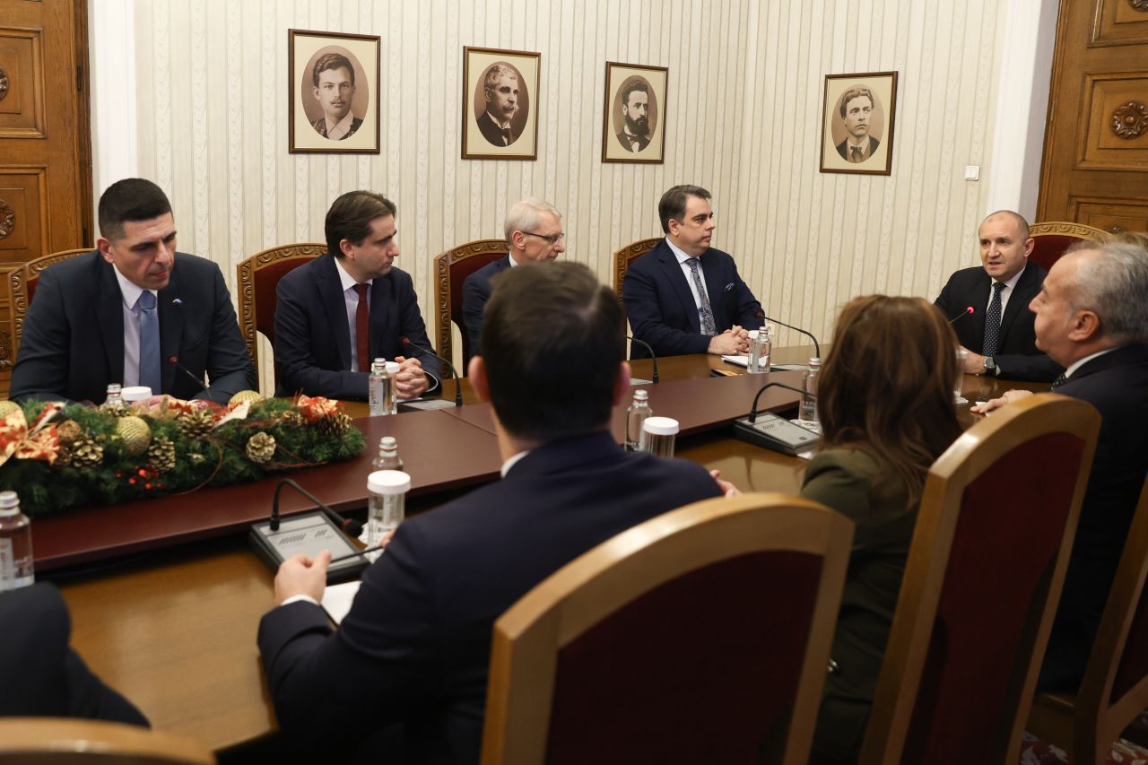 <p>Представители на ПП-ДБ пристигнаха на "Дондуков" 2 за консултации с президента</p>