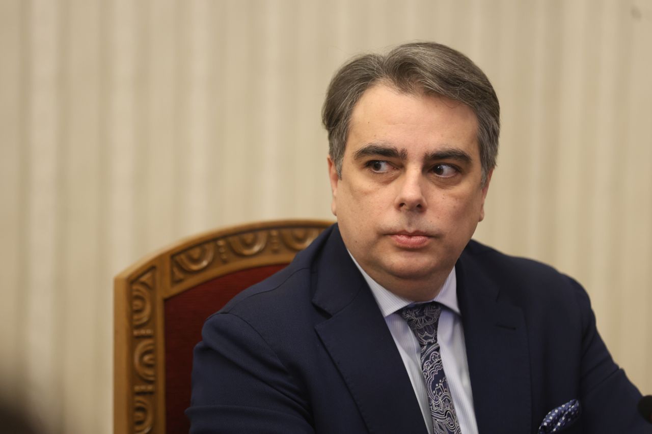 <p>Представители на ПП-ДБ пристигнаха на "Дондуков" 2 за консултации с президента</p>