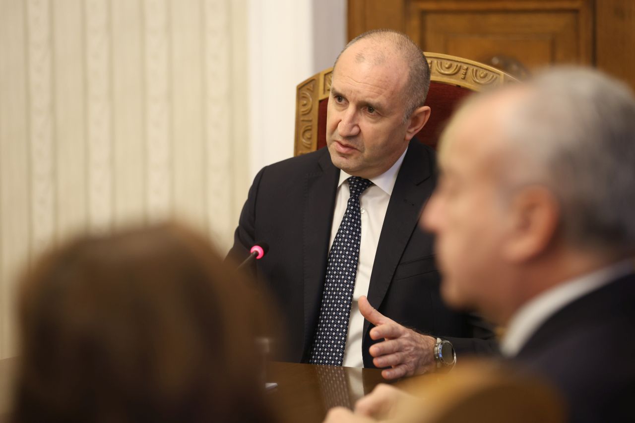 <p>Представители на ПП-ДБ пристигнаха на "Дондуков" 2 за консултации с президента</p>