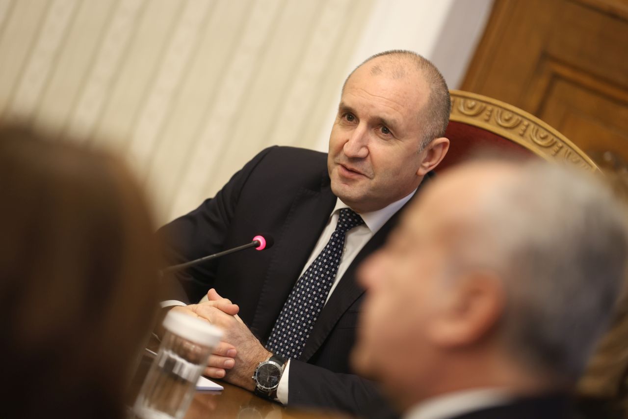 <p>Представители на ПП-ДБ пристигнаха на "Дондуков" 2 за консултации с президента</p>