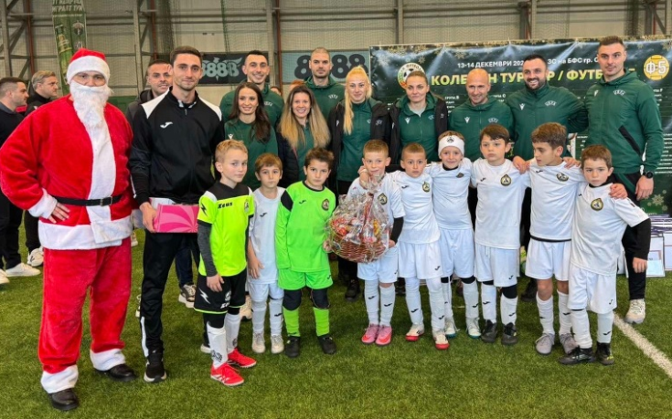 Съдии зарадваха деца с коледни подаръци