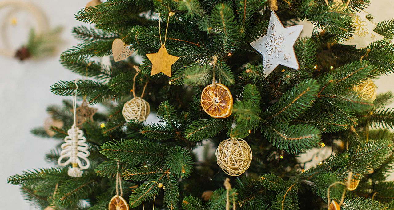 <p>Естествени материали: дърво, глина, плат, слама, сушени плодове.</p>