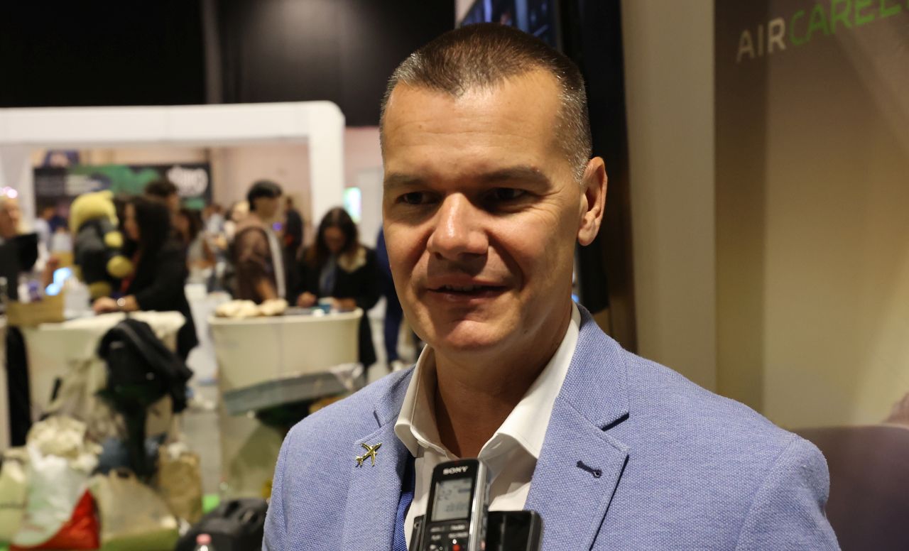 Не е за романтика. И не е „за икономия“ - Марио Бакалов разкри защо осветлението в самолета се намалява при излитане и кацане