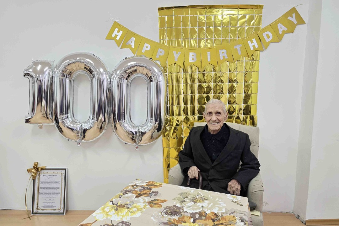 <p>С празнична торта, танци и подаръци беше отбелязан 100-годишният юбилей на Блажко Стоилов Георгиев в общинския Дом за стари хора (ДСХ) &ldquo;Мария Луиза&ldquo; в Свищов.</p>