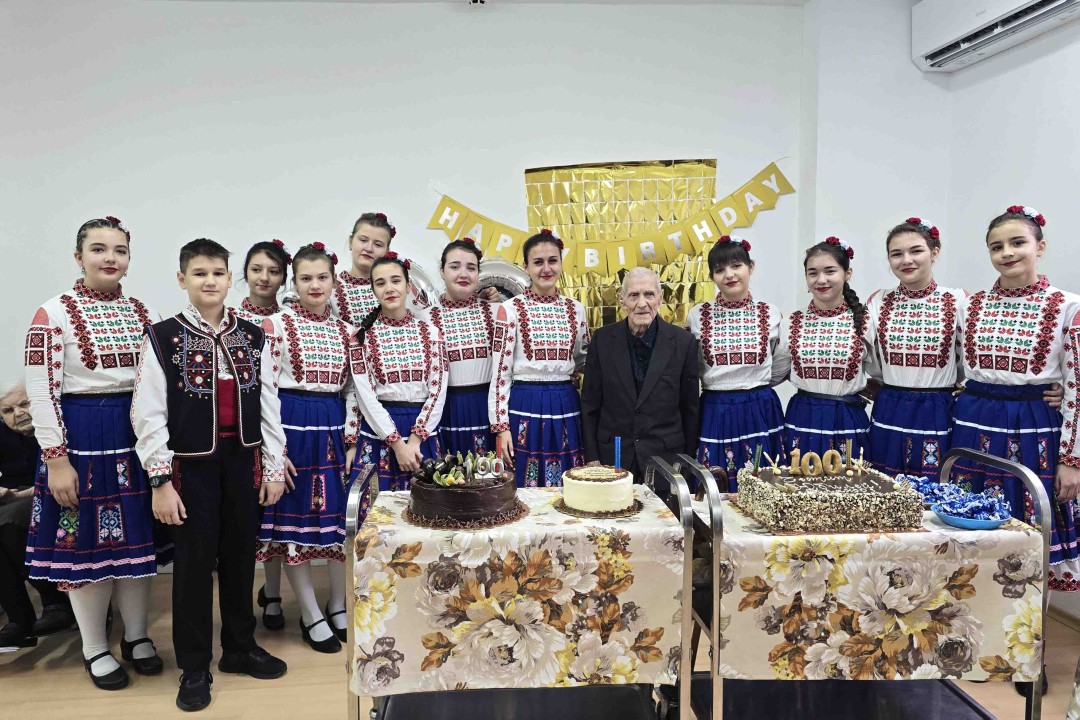 <p>С празнична торта, танци и подаръци беше отбелязан 100-годишният юбилей на Блажко Стоилов Георгиев в общинския Дом за стари хора (ДСХ) &ldquo;Мария Луиза&ldquo; в Свищов.</p>