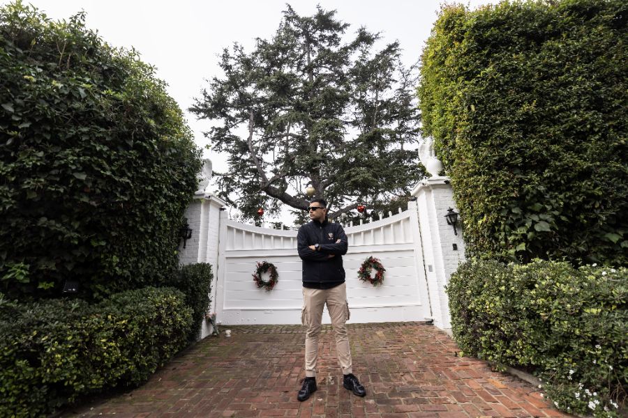 <p>Медии и полиция пред резиденцията на Роб Райнър в Лос Анджелис.</p>