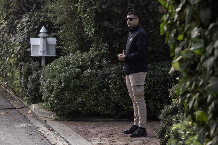 <p>Медии и полиция пред резиденцията на Роб Райнър в Лос Анджелис.</p>