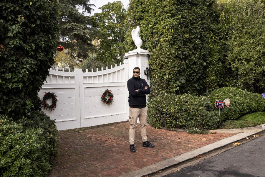 <p>Медии и полиция пред резиденцията на Роб Райнър в Лос Анджелис.</p>