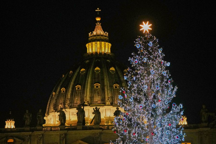 <p>25-метрова елха озари площад &bdquo;Свети Петър&ldquo; във Ватикана.</p>