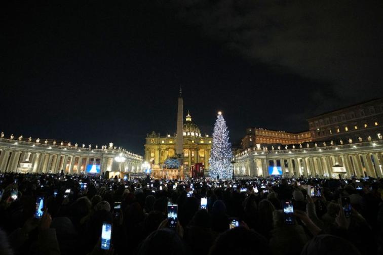 25метрова елха озари площад Свети Петър във Ватикана