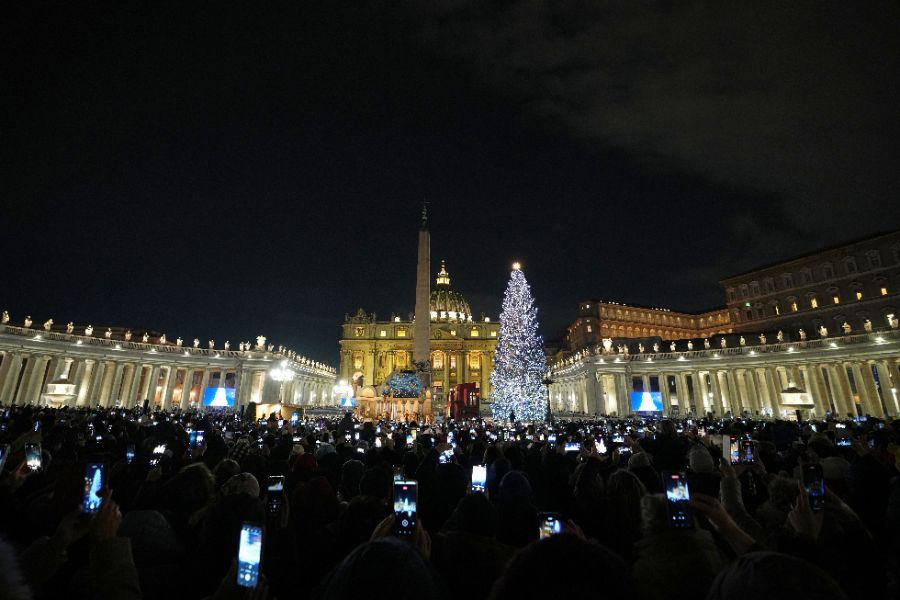 <p>25-метрова елха озари площад &bdquo;Свети Петър&ldquo; във Ватикана.</p>