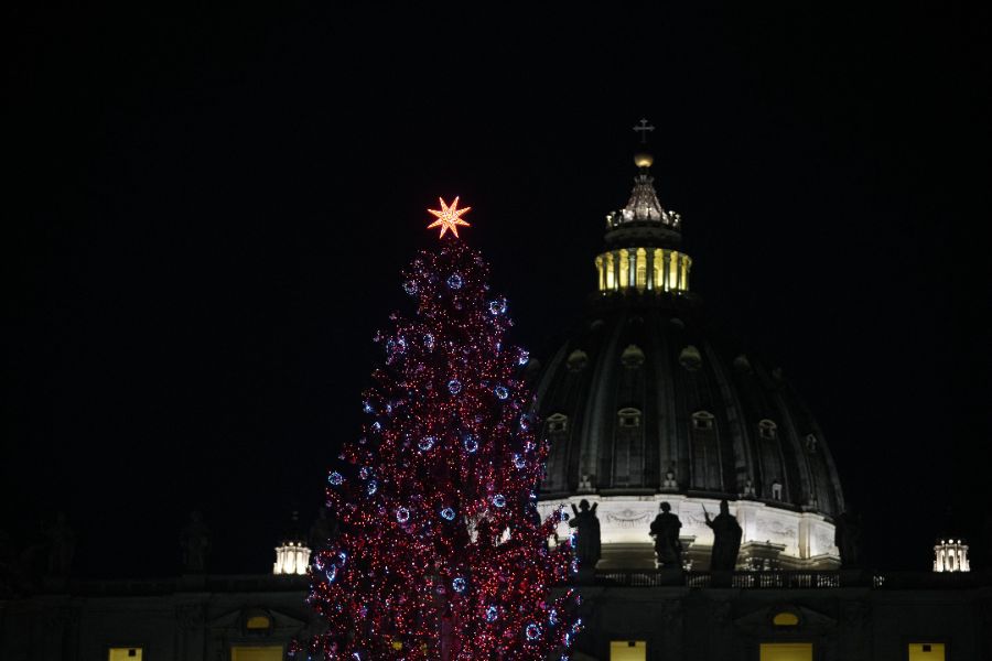 <p>25-метрова елха озари площад &bdquo;Свети Петър&ldquo; във Ватикана.</p>