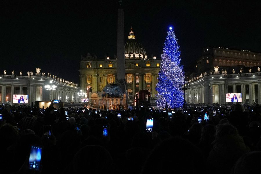 25-метрова елха озари площад "Свети Петър" във Ватикана