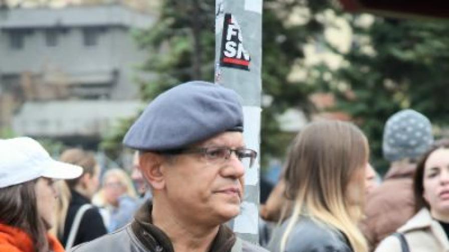 Протести за запазване на паметника на...