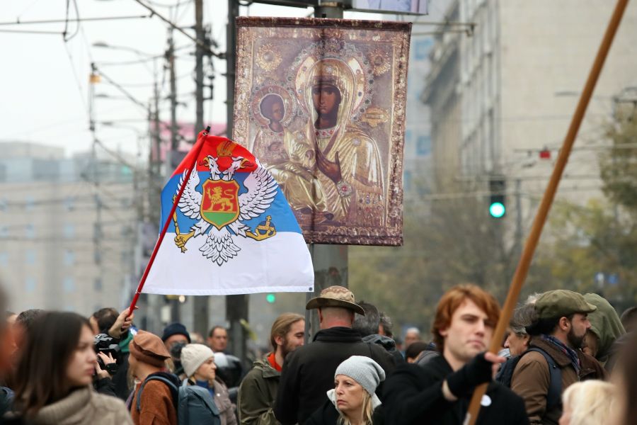 <p>Граждани и студенти протестират срещу отнемането на статута на паметник на културата на сградата на бившия Генерален щаб на Югославската народна армия.</p>