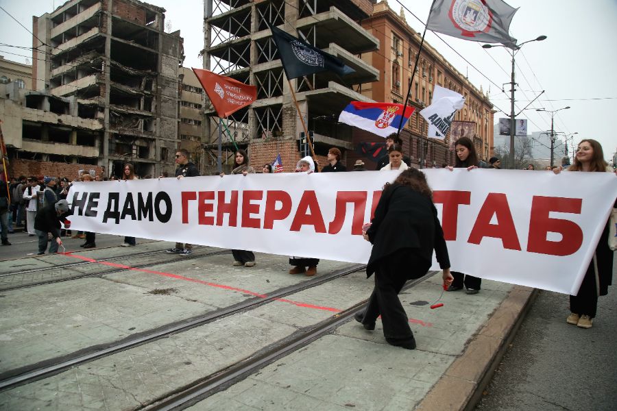 <p>Граждани и студенти протестират срещу отнемането на статута на паметник на културата на сградата на бившия Генерален щаб на Югославската народна армия.</p>