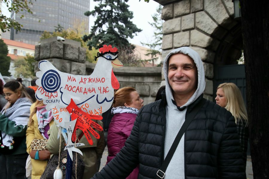 <p>Граждани и студенти протестират срещу отнемането на статута на паметник на културата на сградата на бившия Генерален щаб на Югославската народна армия.</p>